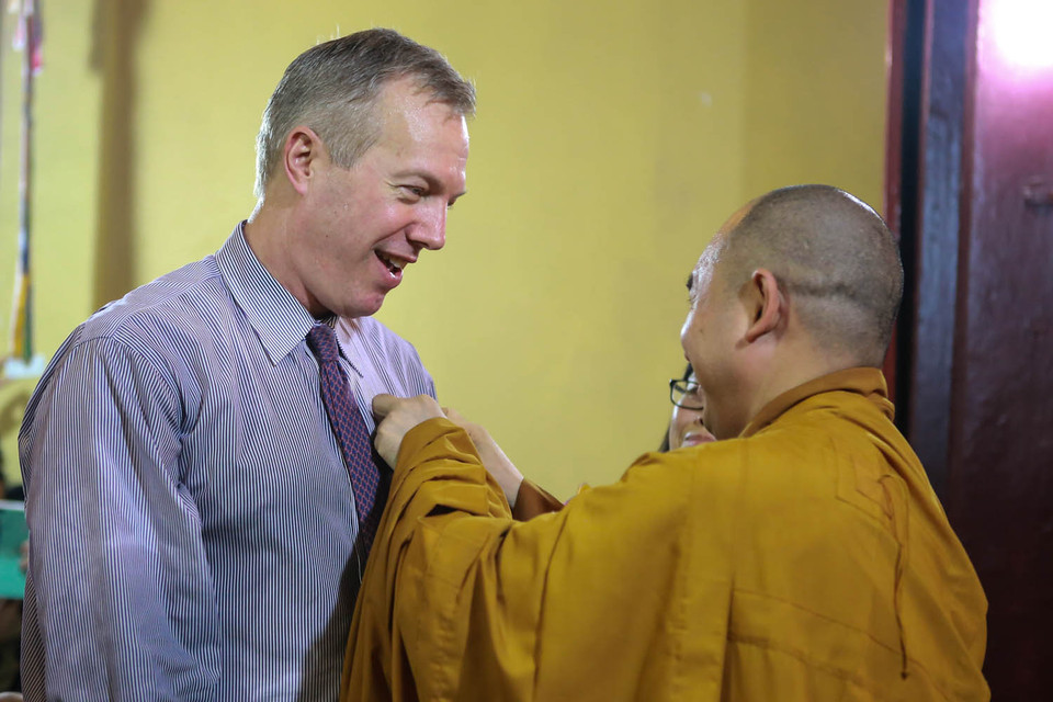 Tại các chùa và hội đoàn Việt Nam, vào ngày lễ Vu Lan thường có nghi thức ‘Bông hồng cài áo’ là cài bông hồng cho những ai còn mẹ và bông trắng cho những ai mất mẹ, nhắc nhở về lòng hiếu thảo và tình người. (Ảnh: Minh Sơn/Vietnam+)