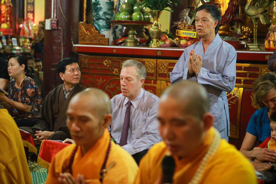 Các sư thầy chùa Quán Sứ đọc bài văn tế cầu cho ngài Đại sứ sức khỏe, bình an. Cầu cho tình hữu nghị giữa hai nước được phát triển. (Ảnh: Minh Sơn/Vietnam+)