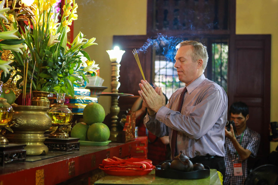 Ngài Ted Osius cúng bái, thắp hương theo đúng nghi lễ của ngày Vu Lan báo hiếu. (Ảnh: Minh Sơn/Vietnam+)