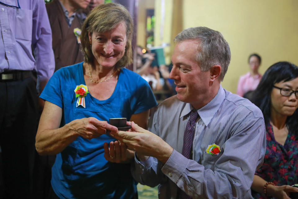 Ngài Đại sứ Mỹ dâng trà cho chị gái mình. (Ảnh: Minh Sơn/Vietnam+)