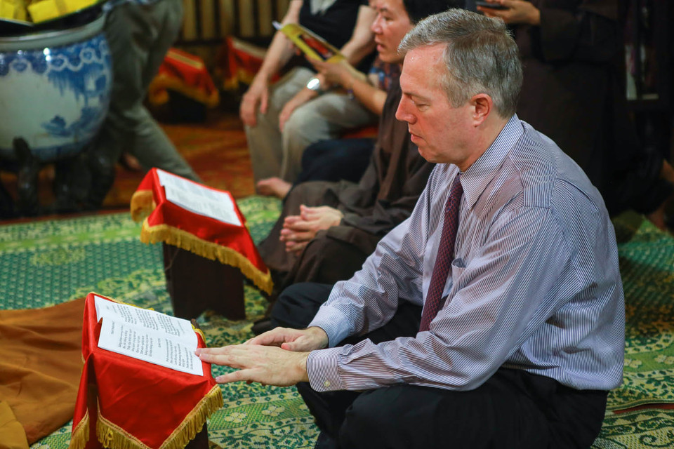 Những bài văn tế dù không thuộc nhưng Ngày Ted Osius vẫn lẩm nhẩm đọc theo theo đúng nghi thức. (Ảnh: Minh Sơn/Vietnam+)