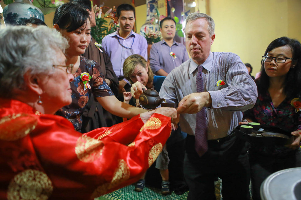  Nghi lễ dâng trà tỏ lòng biết ơn với bậc sinh thành. (Ảnh: Minh Sơn/Vietnam+)