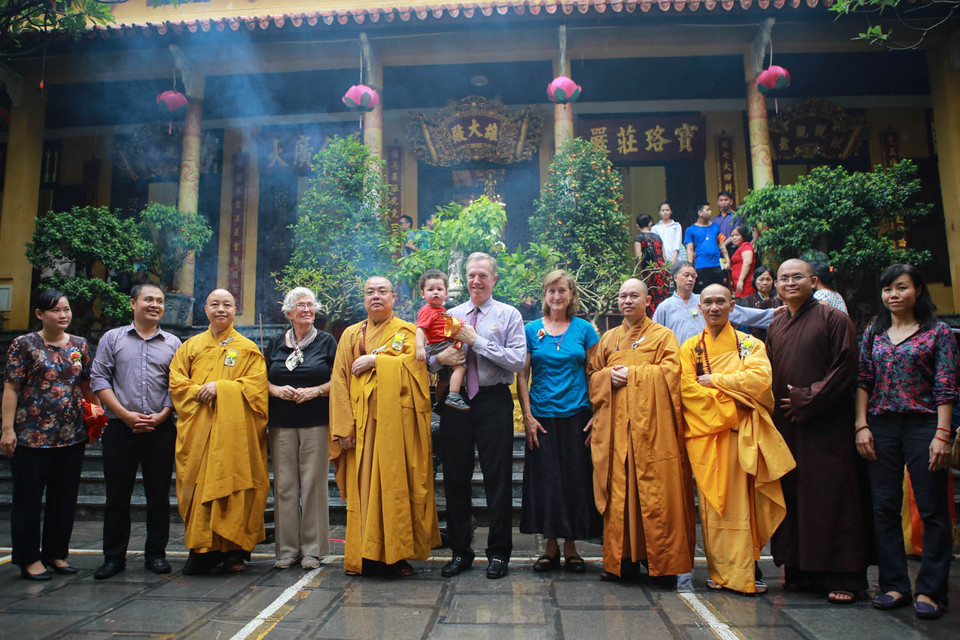 Hòa thượng Thích Thanh Nhiễu tỏ ra vui mừng khi chia sẻ, đây là lần đầu tiên một vị Đại sứ Mỹ lại đến chùa làm lễ Vu Lan. Điều này thể hiện sự gắn bó bền chặt giữa hai nước Việt Nam và Hoa Kỳ. (Ảnh: Minh Sơn/Vietnam+)