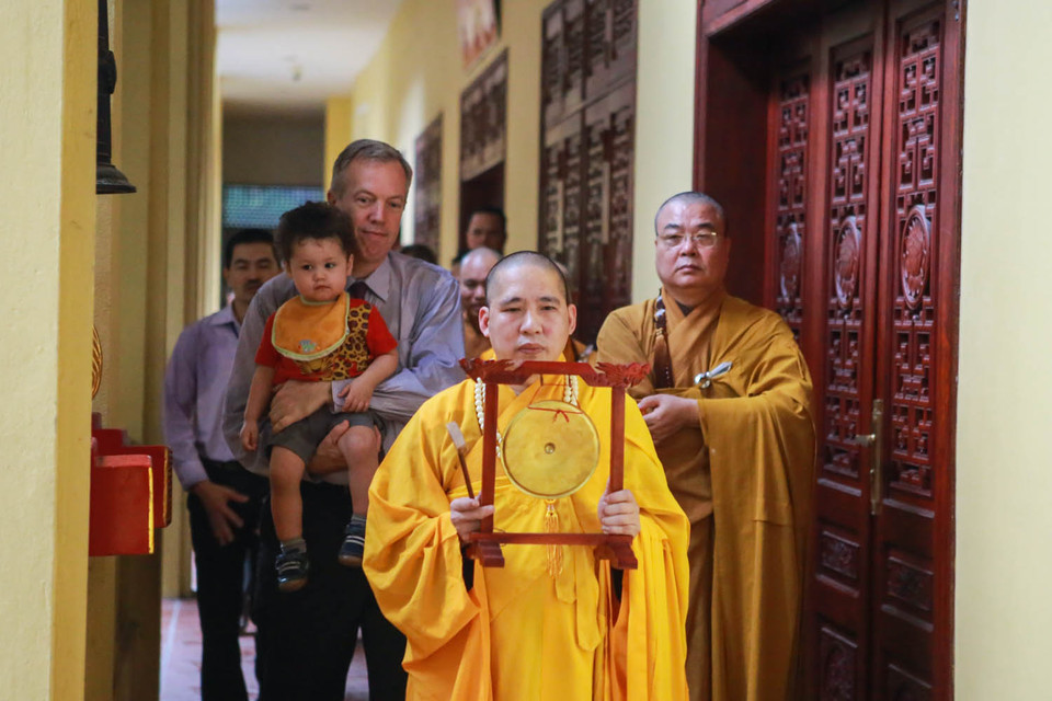 Các sư thầy tại chùa Quán Sứ rất hồ hởi đón ngài Đại sứ vì đây là lần đầu tiên, một vị Đại sứ Mỹ đến làm lễ Vu Lan tại chùa. (Ảnh: Minh Sơn/Vietnam+)