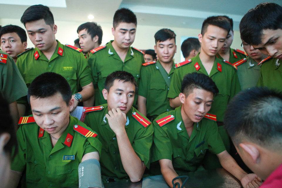 Chương trình do Đoàn thanh niên công an thành phố kết hợp với Viện Huyết học – Truyền máu Trung ương tổ chức. (Ảnh: Minh Sơn/Vietnam+)