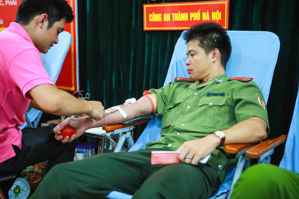 Một chiến sỹ lộ vẻ căng thẳng khi tham gia hiến máu. (Ảnh: Minh Sơn/Vietnam+)