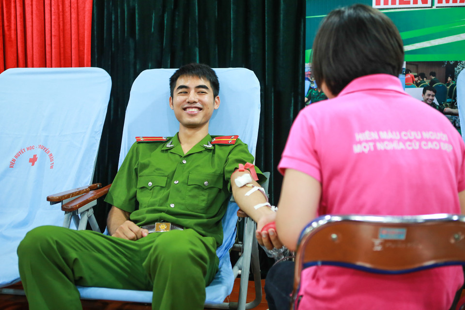 Tình trạng khan hiếm máu vẫn là nỗi lo thường trực của các Trung tâm truyền máu, sự góp sức của các chiến sỹ công an là nguồn động viên quý giá trong lúc khó khăn này. (Ảnh: Minh Sơn/Vietnam+)