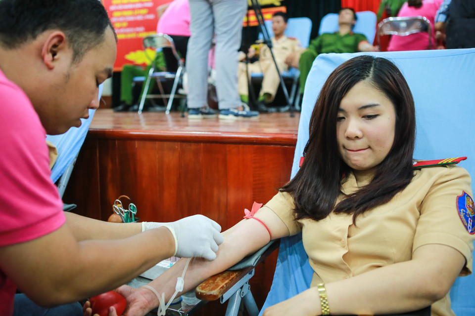 Chị Kim Anh thuộc phòng PC67 (Công an thành phố Hà Nội) chia sẻ: ‘Mặc dù mình đã hiến máu 3 lần rồi nhưng lần này vẫn cảm thấy rất hồi hộp”. (Ảnh: Minh Sơn/Vietnam+)