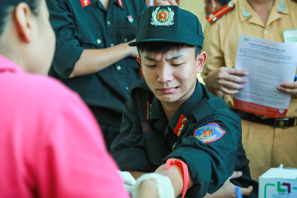 Lực lượng Công an thành phố Hà Nội là một trong những lực lượng nòng cốt trong chiến dịch vận động hiến máu nhân đạo của các bệnh viện trên địa bàn Thủ đô. (Ảnh: Minh Sơn/Vietnam+)