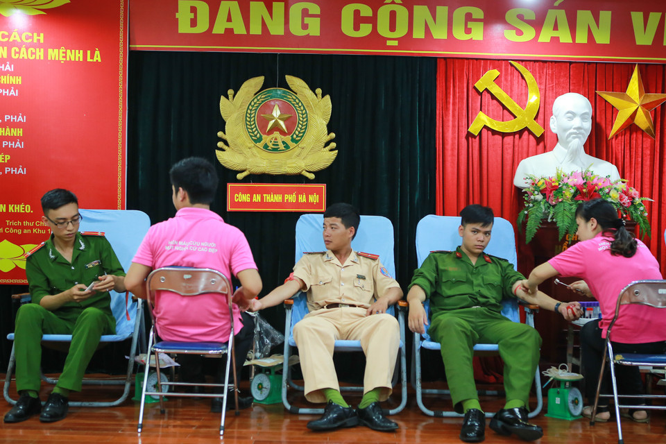 Sau khi tham gia hiến máu, các chiến sỹ công an thành phố Hà Nội sẽ đến Viện Huyết học – Truyền máu Trung ương để thăm hỏi các bệnh nhi bị ung thư máu. (Ảnh: Minh Sơn/Vietnam+)