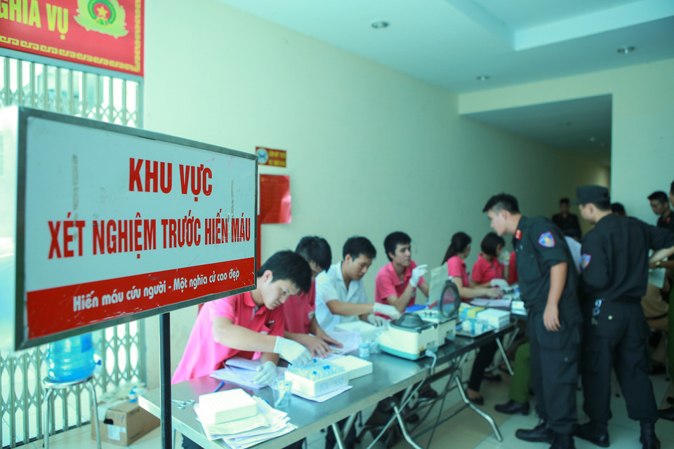 Đáp lại lời kêu gọi hiến máu cứu người của các bệnh viện trong dịp hè này, gần 1500 chiến sỹ đã tham gia chương trình. (Ảnh: Minh Sơn/Vietnam+)