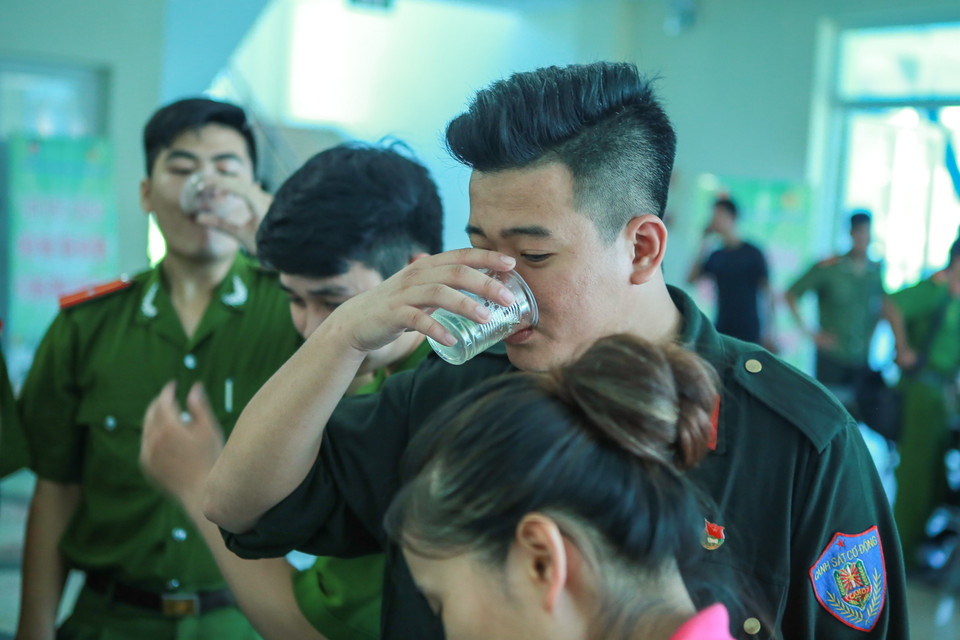 Các chiến sỹ sẽ được uống nước đường sau khi hiến máu xong để đảm bảo sức khỏe. (Ảnh: Minh Sơn/Vietnam+)