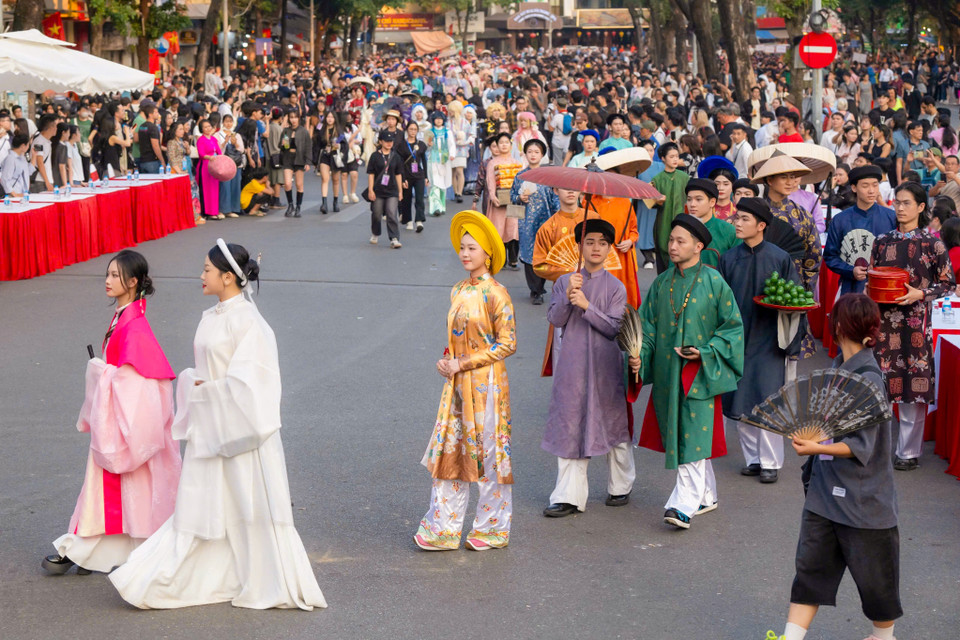 Người dân và du khách sẽ được chiêm ngưỡng những bộ cổ phục Việt Nam như áo dài, áo tấc, áo giao lĩnh, áo nhật bình…(Ảnh: Minh Sơn/Vietnam+)