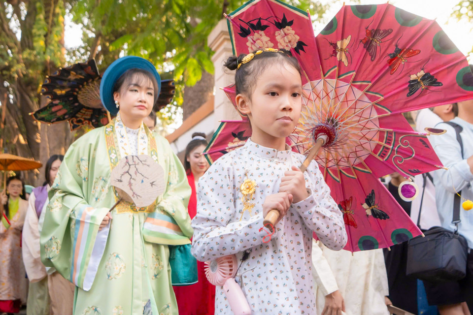 Với tâm huyết cùng tinh thần, sáng tạo Ngày hội Việt phục “Bách Hoa Bộ Hành” sẽ thổi làn gió mới cho trang phục truyền thống, góp phần đưa trang phục dân tộc đến gần hơn với công chúng hiện đại trong nước và quốc tế. (Ảnh: Minh Sơn/Vietnam+)