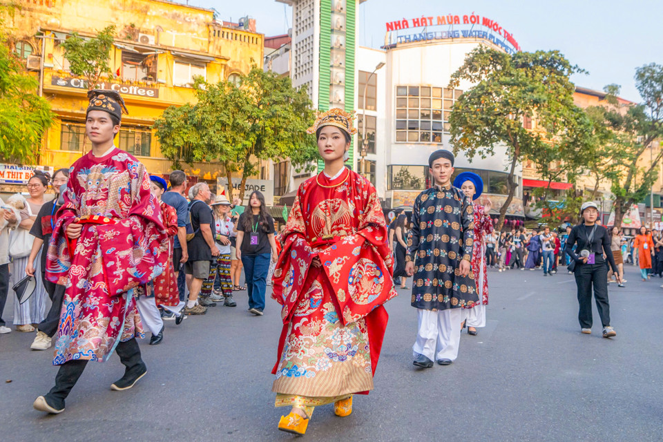 Nối tiếp thành công của các năm 2022 và 2023, năm nay đoàn diễu hành sẽ xuất phát từ Bảo tàng Lịch sử Quốc gia, đi qua Nhà hát Lớn Hà Nội - Quảng trường Cách mạng Tháng Tám, đi dọc theo phố Tràng Tiền và tiến vào không gian phố đi bộ Hoàn Kiếm. (Ảnh: Minh Sơn/Vietnam+)