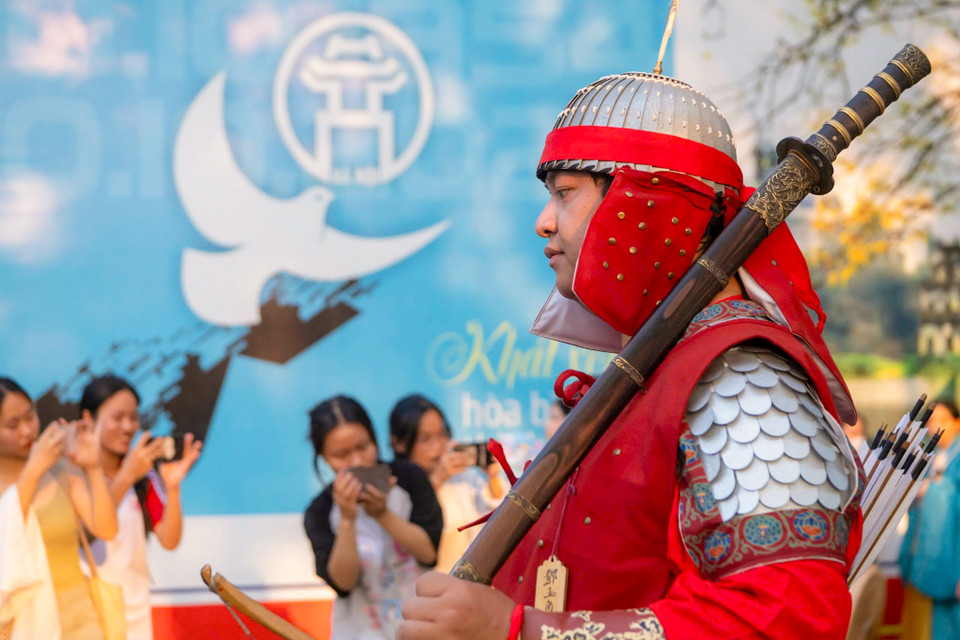 Sự kiện “Bách Hoa Bộ Hành” diễn ra trong khuôn khổ lễ hội thêm khẳng định những giá trị tươi mới của cộng đồng sáng tạo Việt Nam, trong đó có những sáng tạo được hình thành từ giá trị văn hoá truyền thống. (Ảnh: Minh Sơn/Vietnam+)