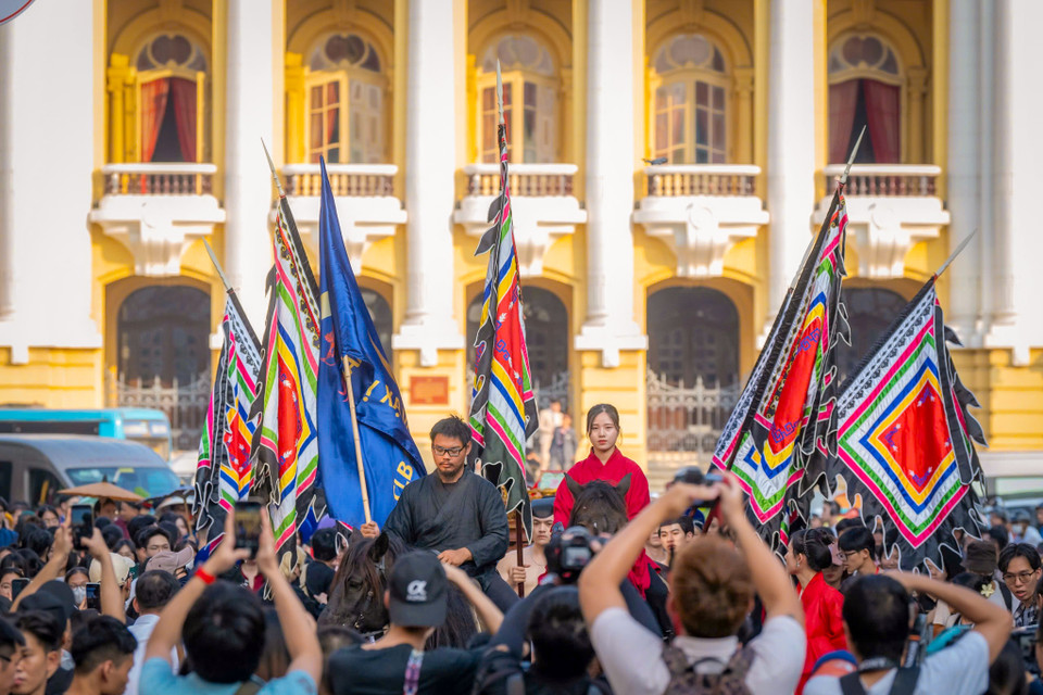 Những con 'ngựa chiến' diễu hành trên khắp các tuyến phố di sản của Thủ đô thu hút rất đông người dân đến chiêm ngưỡng. (Ảnh: Minh Sơn/Vietnam+)