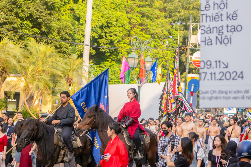 Hình ảnh những bạn trẻ mặc trang phục Việt cổ cưỡi ngựa tạo nên một hình ảnh khác lạ. (Ảnh: Minh Sơn/Vietnam+)