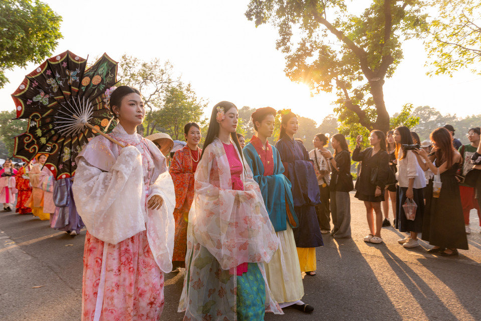 Đây cũng là dịp để khán giả được chiêm ngưỡng những bộ trang phục truyền của Việt Nam qua các thời kỳ được các cá nhân, nhóm nghiên cứu sưu tầm, ứng dụng, góp phần đưa Việt phục đến gần hơn với công chúng trong và ngoài nước.