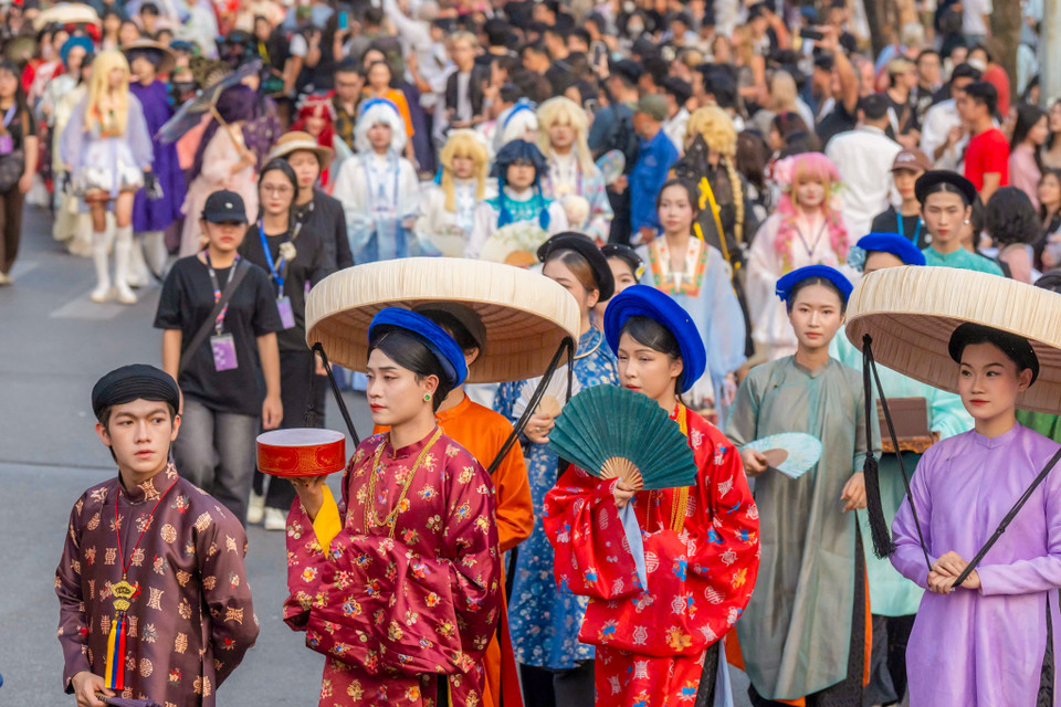 Sự kiện diễu hành năm nay lấy chủ đề là "Dòng chảy Cổ phục" nhằm kỷ niệm 10 năm phong trào cổ phục Việt Nam (2014-2024) và hoà mình vào "Giao lộ Sáng tạo" của thời đại văn hoá mới. (Ảnh: Minh Sơn/Vietnam+)