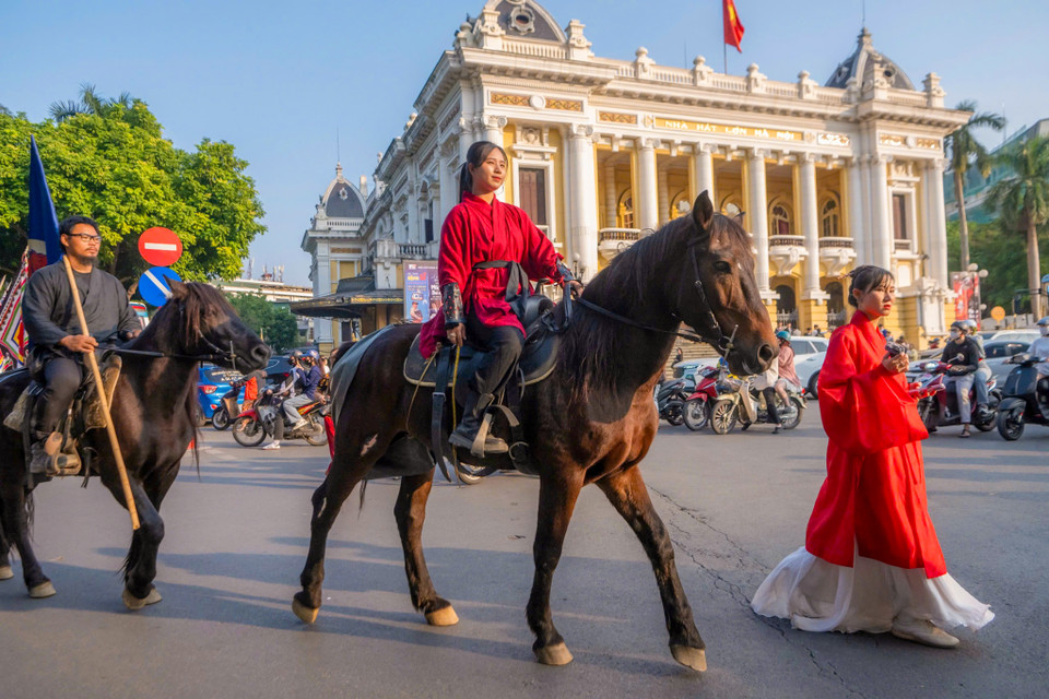 Theo thông tin từ ban tổ chức, Ngày hội Việt phục năm nay có điểm nhấn là hình ảnh “ngựa chiến” xuống phố. Đây là cách gia tăng nhận diện của sự kiện Việt phục lớn nhất từ trước đến nay. (Ảnh: Minh Sơn/Vietnam+)