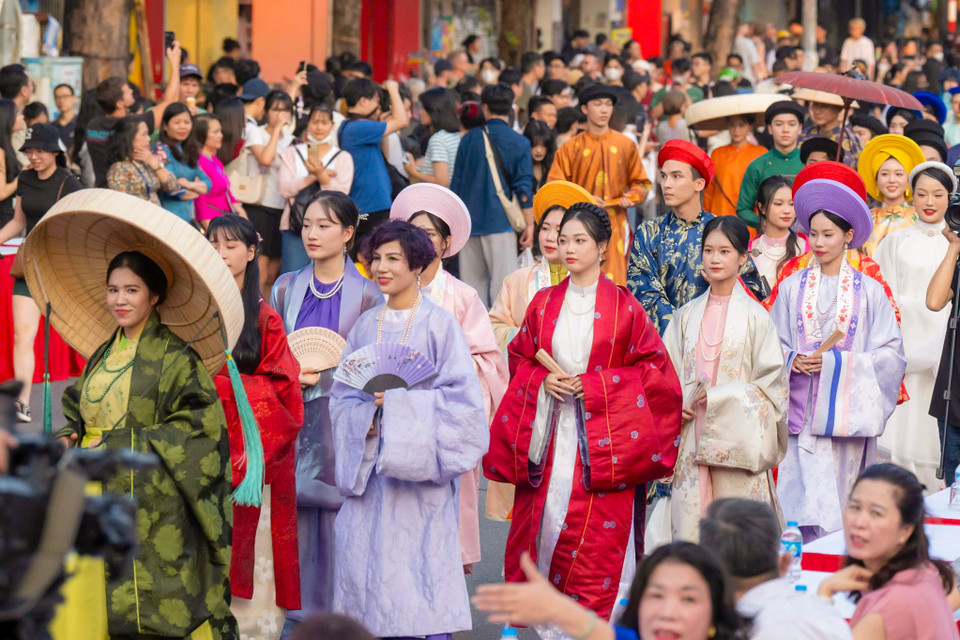 Đây cũng là dịp để khán giả được chiêm ngưỡng những bộ trang phục truyền của Việt Nam qua các thời kỳ được các cá nhân, nhóm nghiên cứu sưu tầm, ứng dụng, góp phần đưa Việt phục đến gần hơn với công chúng trong và ngoài nước. (Ảnh: Minh Sơn/Vietnam+)