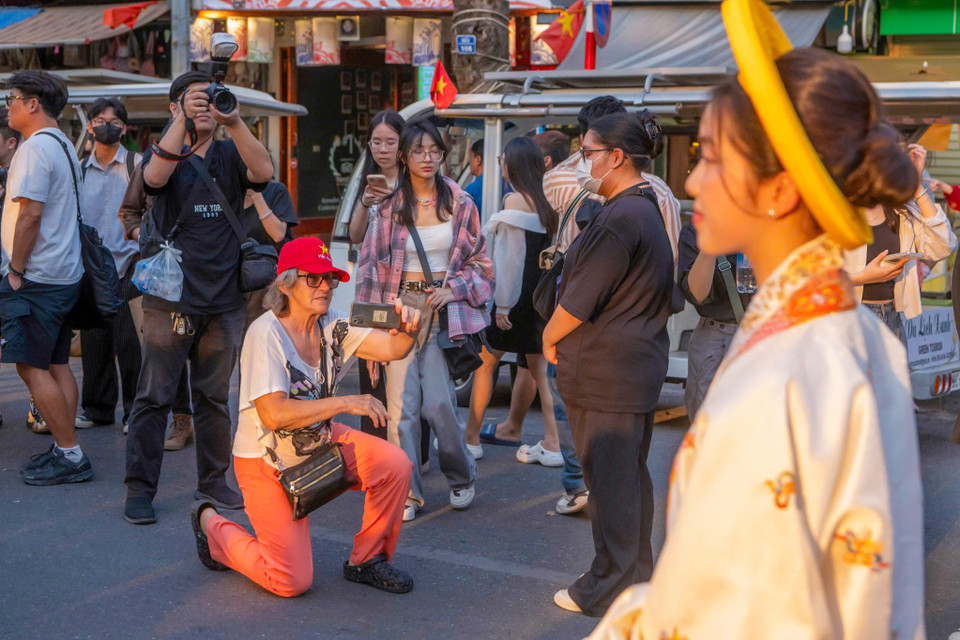 Trước đó, sự kiện “Bách Hoa Bộ Hành” đã tổ chức thành công 2 lần vào năm 2022 và 1 lần vào năm 2023, mỗi lần thu hút đông đảo người tham dự cùng hàng ngàn du khách trong và ngoài nước. (Ảnh: Minh Sơn/Vietnam+)