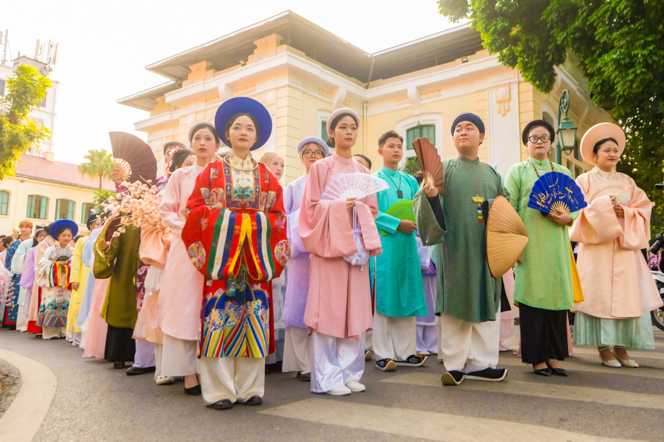 Ngày hội Việt phục 'Bách Hoa Bộ hành" năm nay quy tụ số lượng người tham gia diễn hành cổ phục lớn nhất Việt Nam với gần 500 người. (Ảnh: Minh Sơn/Vietnam+)