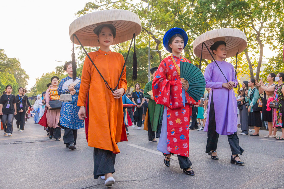 Những năm gần đây, phong trào tái hiện và may mặc cổ phục diễn ra ngày càng mạnh mẽ với sự hình thành và phát triển của nhiều nhóm nghiên cứu cổ phục và nhiều sự kiện ý nghĩa về cổ phục trên khắp cả nước. (Ảnh: Minh Sơn/Vietnam+)