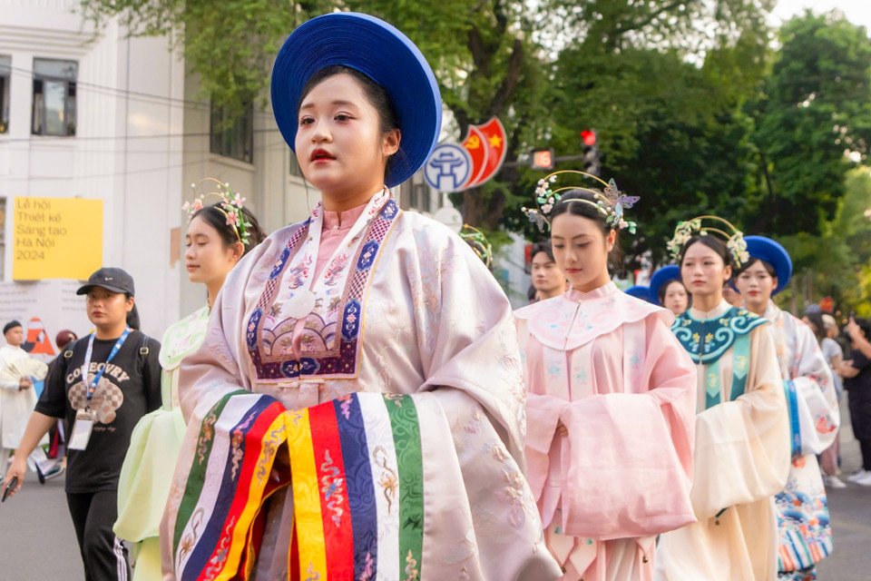 "Bách Hoa Bộ Hành” là sự kiện thường niên nhằm tôn vinh, giới thiệu, trình diễn nét đẹp của các trang phục truyền thống dân tộc, như áo dài, áo ngũ thân; là dịp chia sẻ tình yêu từ các cá nhân, nhóm nghiên cứu, sưu tầm, ứng dụng cổ phục tại thủ đô Hà Nội, góp phần đưa tà áo Việt Nam đến gần hơn với công chúng thông qua hoạt động quảng bá du lịch. (Ảnh: Minh Sơn/Vietnam+)
