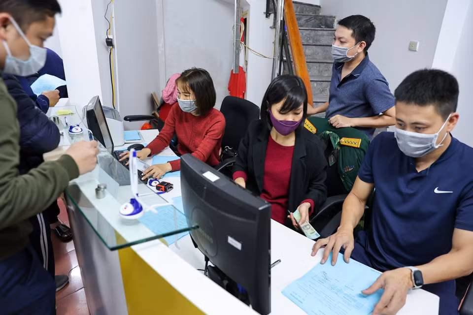 Do sức mua rất lớn nên trong ngày 11/2, tại cửa hàng chỉ còn phân phối duy nhất 1 loại pháo 'Ống phun nước bạc'. (Ảnh: PV/Vietnam+)
