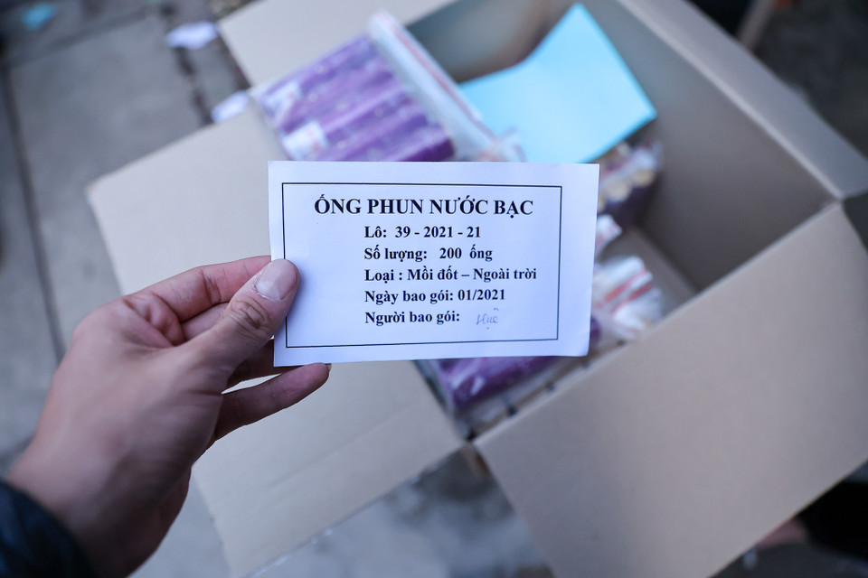 Khoảng 9 giờ sáng cửa hàng mở bán, nhưng nhiều người dân đã xếp hàng từ sớm để sẵn sàng mua về chơi tết. (Ảnh: PV/Vietnam+)