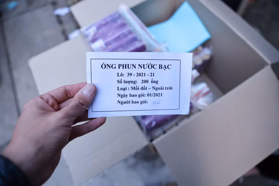Khoảng 9 giờ sáng cửa hàng mở bán, nhưng nhiều người dân đã xếp hàng từ sớm để sẵn sàng mua về chơi tết. (Ảnh: PV/Vietnam+)