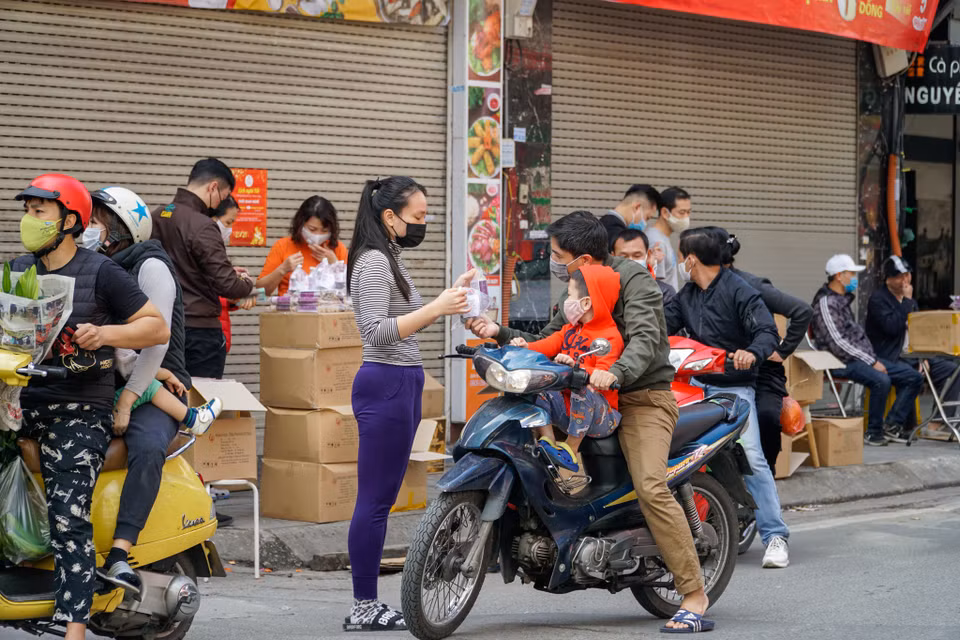 Tuy nhiên tại khu vực xung quanh cửa hàng xuất hiện nhiều người mang pháo ra bán. (Ảnh: PV/Vietnam+)