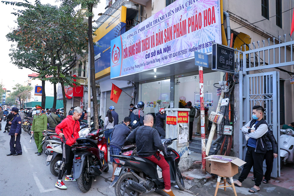 Bắt đầu từ Tết Nguyên đán Tân Sửu 2021 năm nay, người dân được phép sử dụng pháo hoa được sản xuất bởi công ty Công ty Trách nhiệm hữu hạn Một thành viên Hoá chất 21 (Z21) thuộc Bộ Quốc Phòng. (Ảnh: PV/Vietnam+)