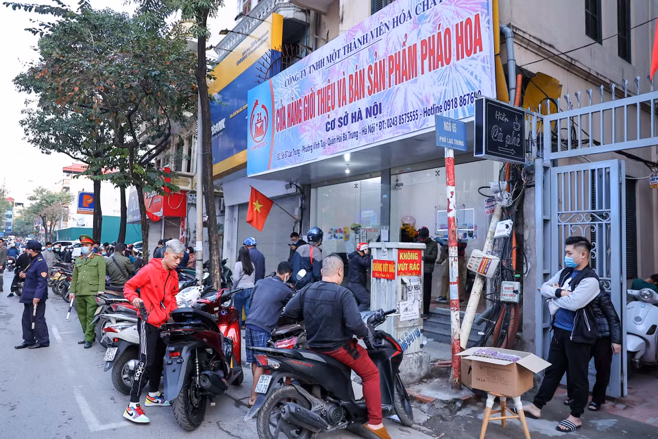 Bắt đầu từ Tết Nguyên đán Tân Sửu 2021 năm nay, người dân được phép sử dụng pháo hoa được sản xuất bởi công ty Công ty Trách nhiệm hữu hạn Một thành viên Hoá chất 21 (Z21) thuộc Bộ Quốc Phòng. (Ảnh: PV/Vietnam+)
