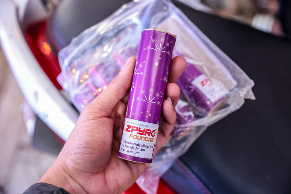 Đối với loại pháo hoa ống phun nước bạc, ngọn lửa có thể phụt cao trên 2 m và thời gian thắp sáng khoảng 30 giây. (Ảnh: PV/Vietnam+)