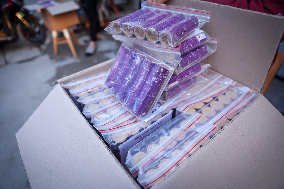 Pháo hoa được đóng gói cẩn thận, trên bao bì các loại pháo đều có hướng dẫn sử dụng kỹ càng dành cho người dân để chơi pháo an toàn. (Ảnh: PV/Vietnam+)