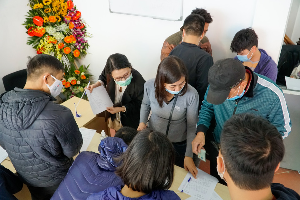 Đại diện của cửa hàng cho biết năm nay cửa hàng phân phối năm loại pháo hoa sử dụng trong nhà và cả ngoài trời. Các loại pháo đa dạng về kích thước, từ cầm tay đến loại đặt phun lửa cao 3m. (Ảnh: PV/Vietnam+)