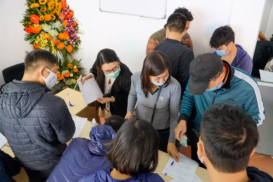 Đại diện của cửa hàng cho biết năm nay cửa hàng phân phối năm loại pháo hoa sử dụng trong nhà và cả ngoài trời. Các loại pháo đa dạng về kích thước, từ cầm tay đến loại đặt phun lửa cao 3m. (Ảnh: PV/Vietnam+)