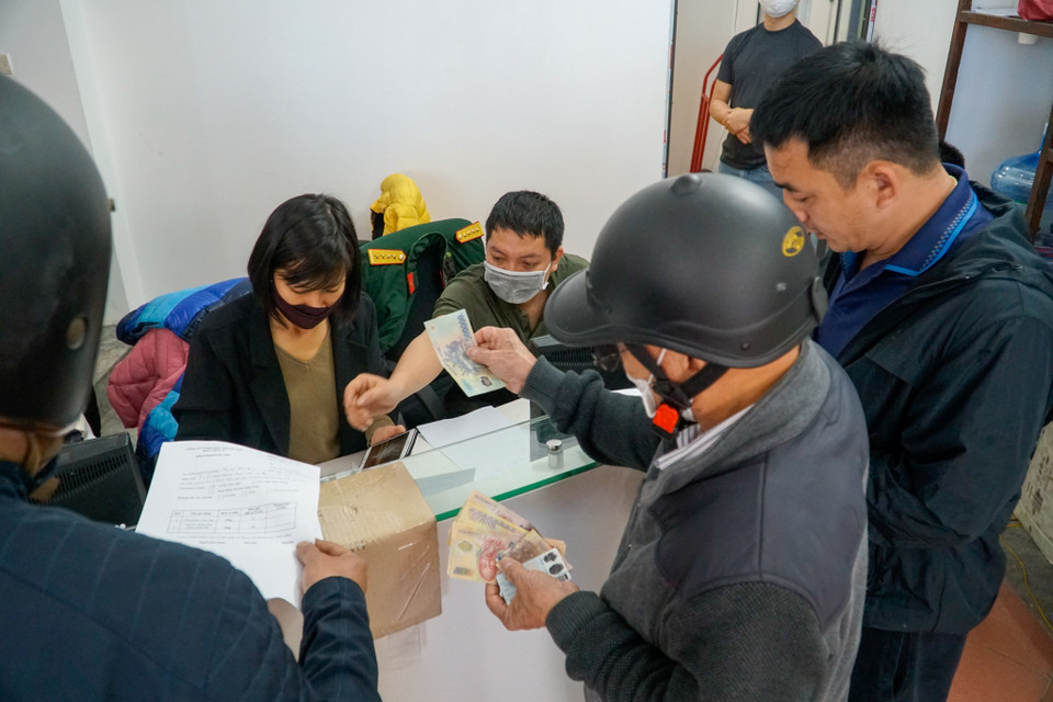 Pháo hoa được bán tại đây có 6 loại với các mức giá khác nhau. Giá cả và thông tin các loại pháo đều được niêm yết công khai. (Ảnh: PV/Vietnam+)