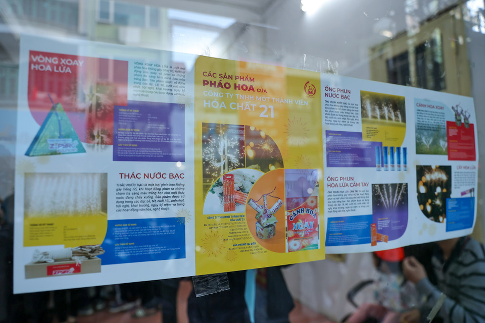 Doanh nghiệp này sản xuất 6 loại pháo hoa không tiếng nổ phục vụ thị trường Tết năm nay. (Ảnh: PV/Vietnam+)