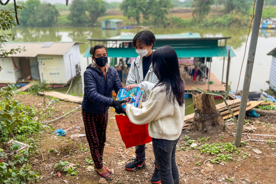 Chị Trần Thu Hoa, cư dân xóm Phao cho biết nhà có 4 bạn nhỏ, trong khi gia đình rơi vào cảnh thất nghiệp vì dịch bệnh, không có điều kiện lo cho các con một cái Tết đầy đủ nên chị rất xúc động và vui mừng khi được cộng đồng quan tâm khi Tết sắp đến. (Ảnh: Minh Sơn/Vietnam+)