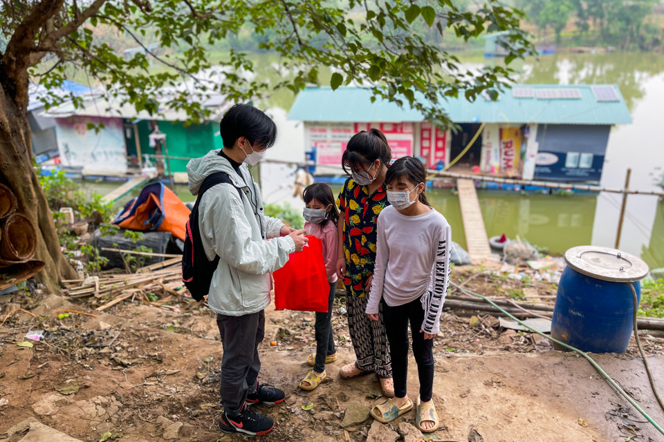 Ngoài bánh chưng, những gói quà Tết còn có thêm bộ dụng cụ vẽ cho những em nhỏ với mong muốn truyền lại niềm vui, đam mê nghệ thuật tới các em. (Ảnh: Minh Sơn/Vietnam+)