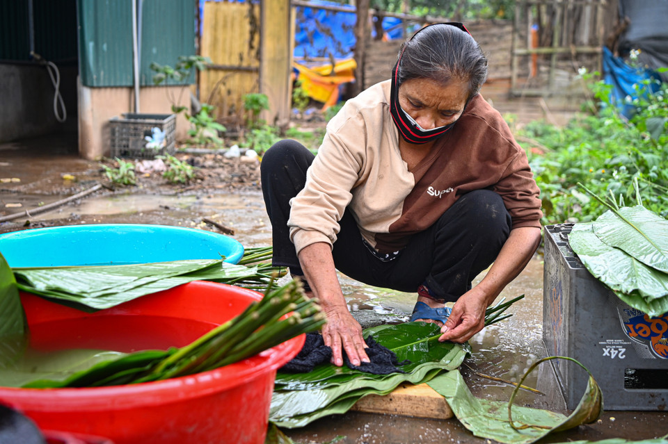 Những người dân tại xóm Phao cũng chung tay góp sức cùng các bạn nhỏ để làm ra những chiếc bánh chưng cho ngày Tết sắp đến. (Ảnh: Minh Sơn/Vietnam+)