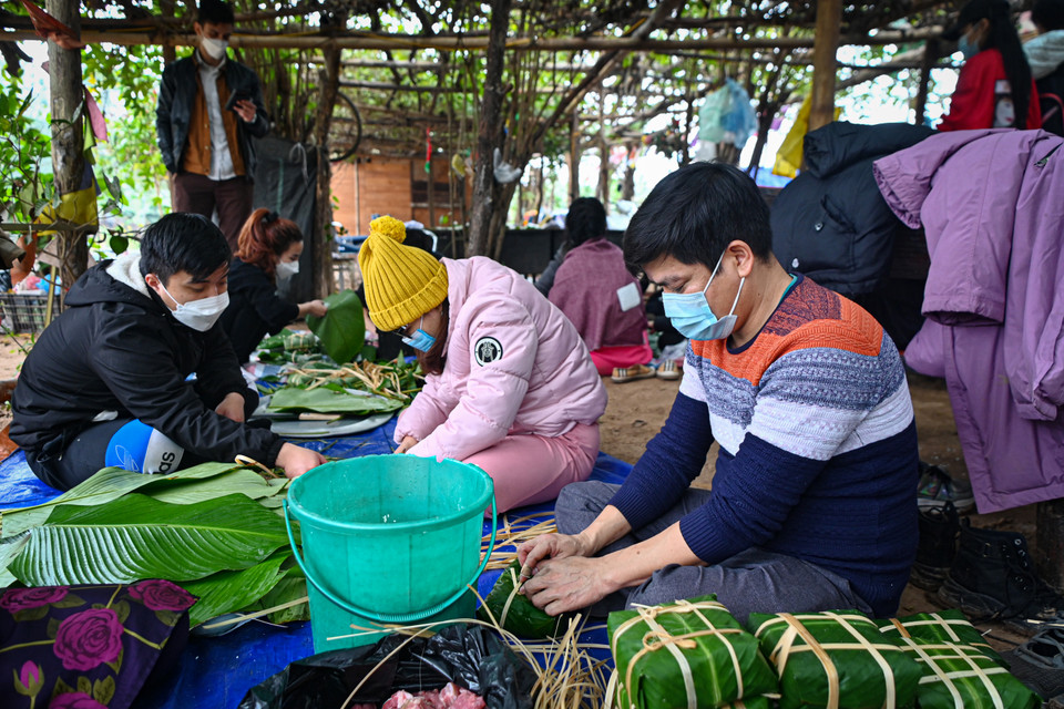 Với mong muốn mang đến một cái Tết ấm áp hơn cho khoảng 37 hộ dân ở xóm Phao, các bạn học sinh đã cùng nhau gói bánh chưng và trao quà Tết cho các hộ gia đình. (Ảnh: Minh Sơn/Vietnam+)