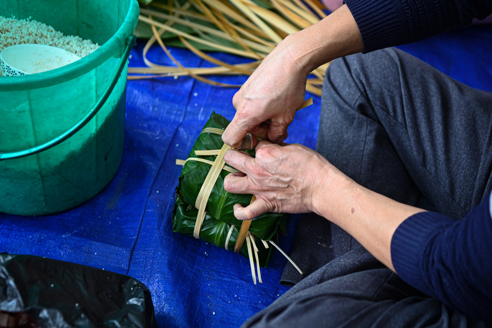 Bạn Hoàng Minh, học sinh lớp 11 trường Trung học Phổ thông Chuyên Hà Nội-Amsterdam chia sẻ đây là trải nghiệm thực tế rất ý nghĩa. Hoạt động này giúp bạn hiểu thêm được phong tục Tết cổ truyền của dân tộc. (Ảnh: Minh Sơn/Vietnam+)