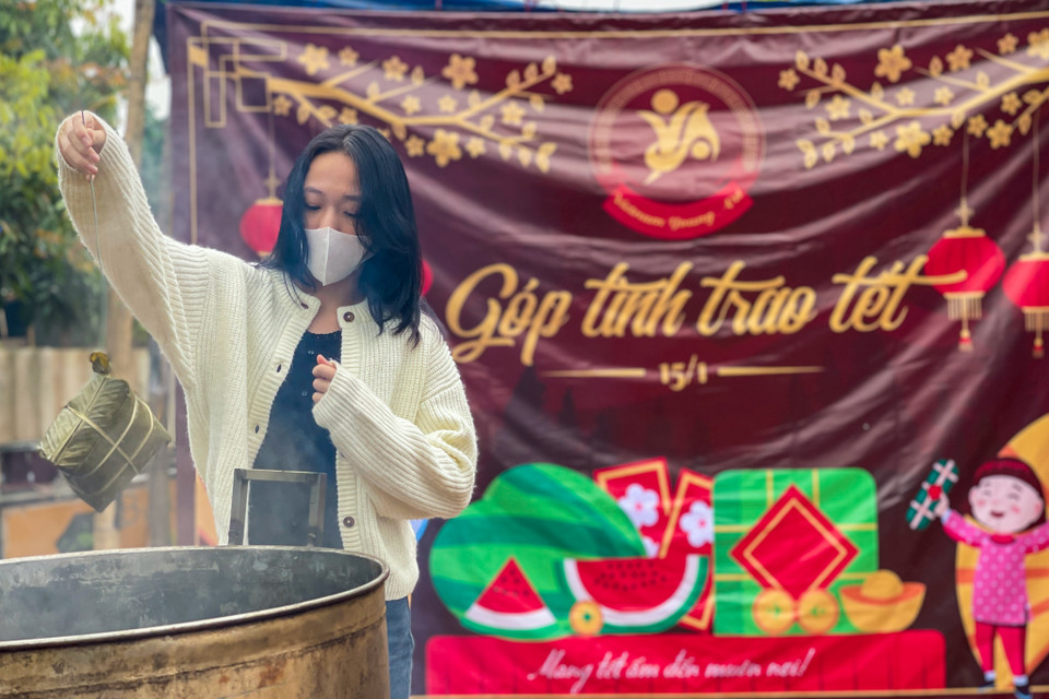 Linh Chi cho hay em cũng rất vui khi đóng góp công sức trong một chương trình thiện nguyện ý nghĩa. Đây cũng là cơ hội để em học cách chia sẻ yêu thương tới những hoàn cảnh khó khăn hơn mình. (Ảnh: Minh Sơn/Vietnam+)