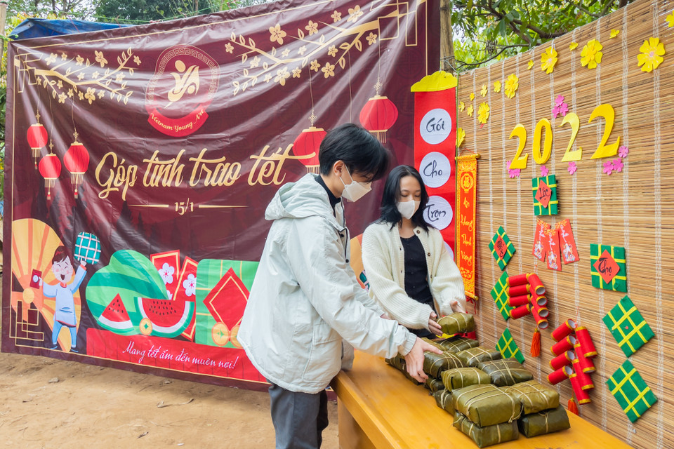Nhiều chiếc bánh chưng chưa được vuông vắn nhưng chứa đựng trong đó là cả một tấm lòng, sự sẻ chia của các bạn trẻ. (Ảnh: Minh Sơn/Vietnam+)