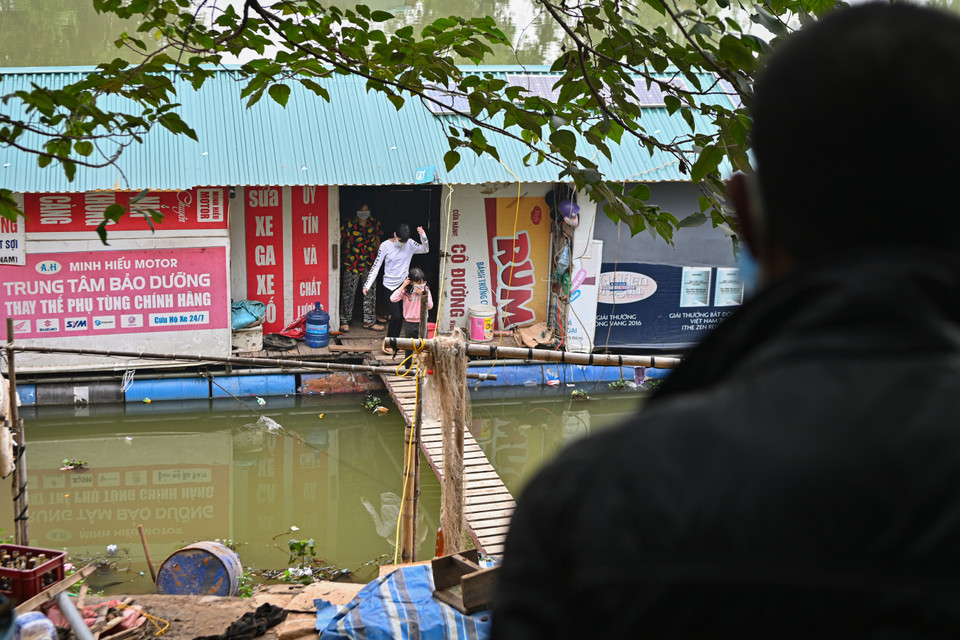 Xóm Phao nằm dưới chân cầu Long Biên. Đây là nơi sinh sống của hàng chục người dân tứ xứ với những nóc nhà phao chòng chành, lênh đênh neo đậu sát mép một đoạn lạch sông Hồng. (Ảnh: Minh Sơn/Vietnam+)
